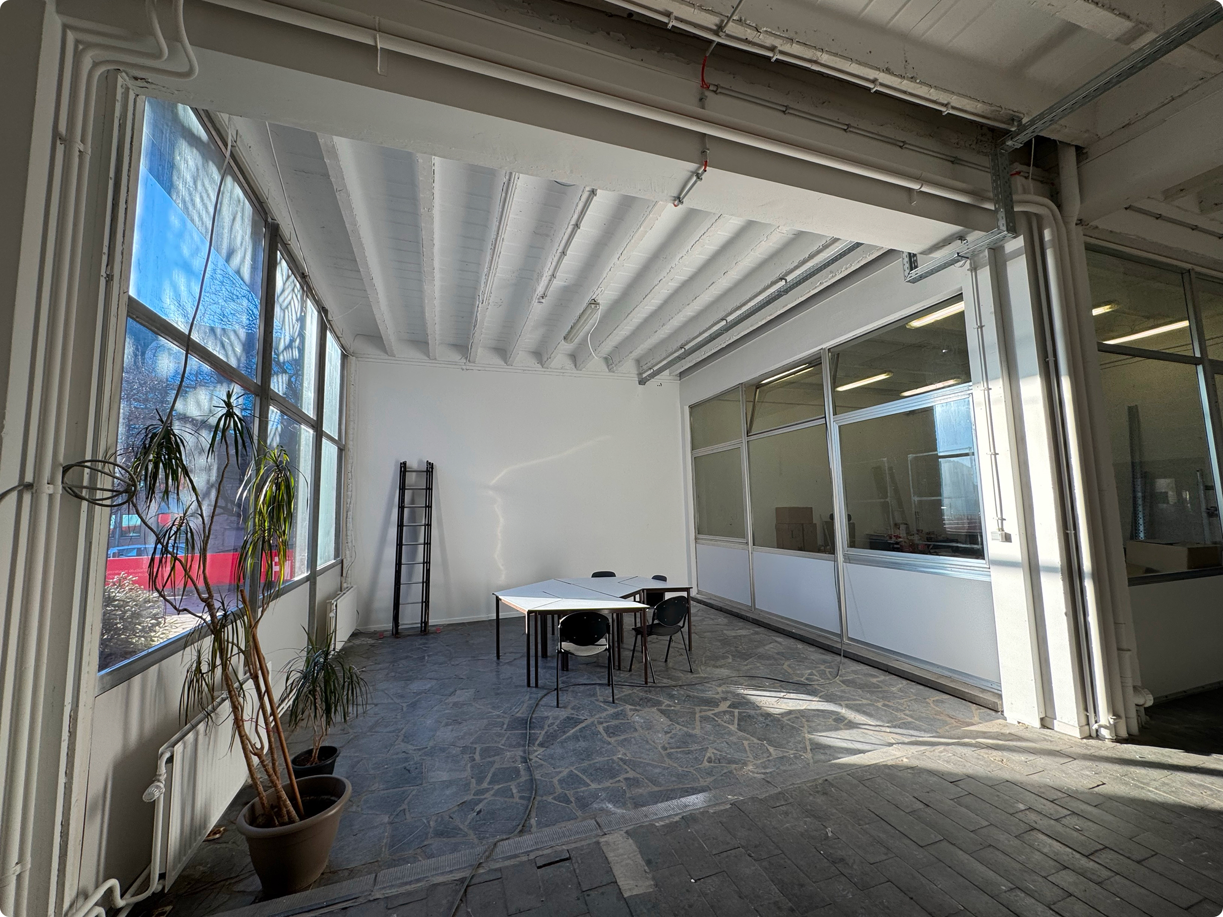 C'est une image de la salle de détente avant renovation