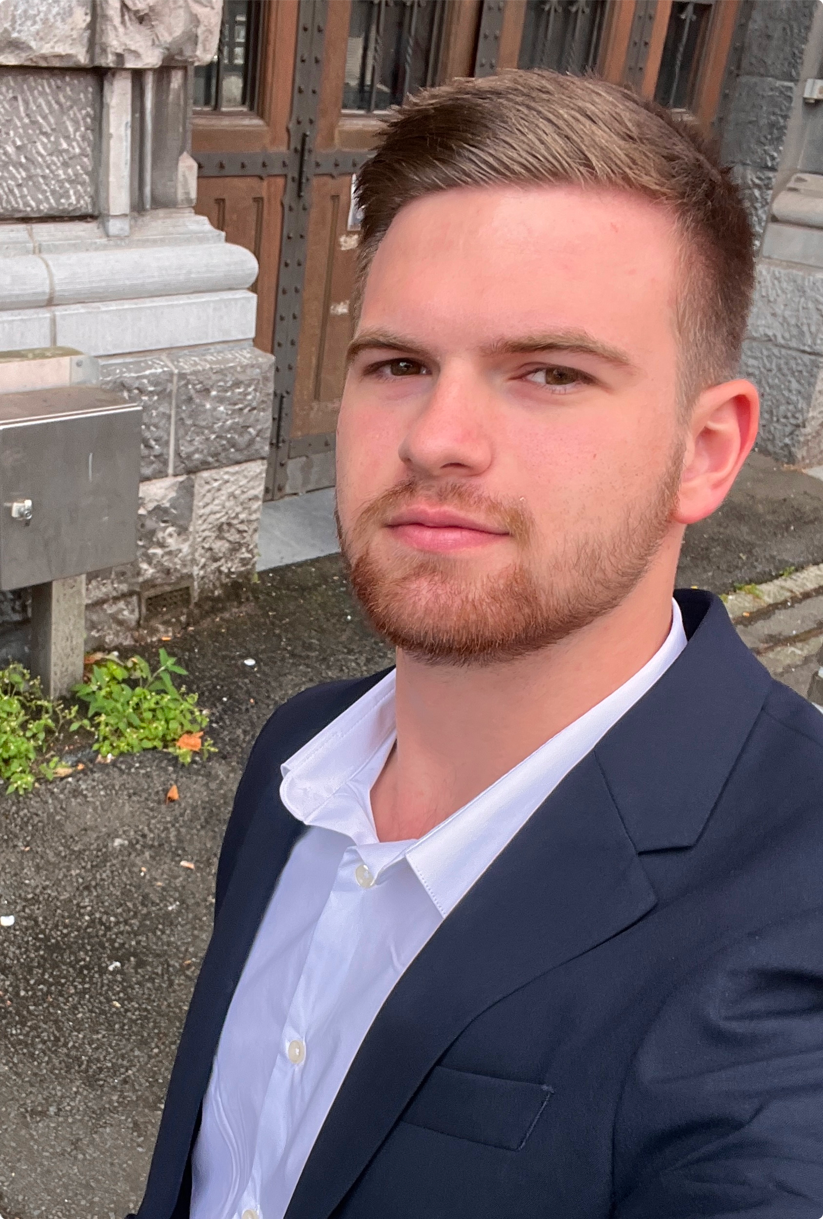 c'est une image de moi en costume de mariage en guise de photo de profil pour mon portfolio.