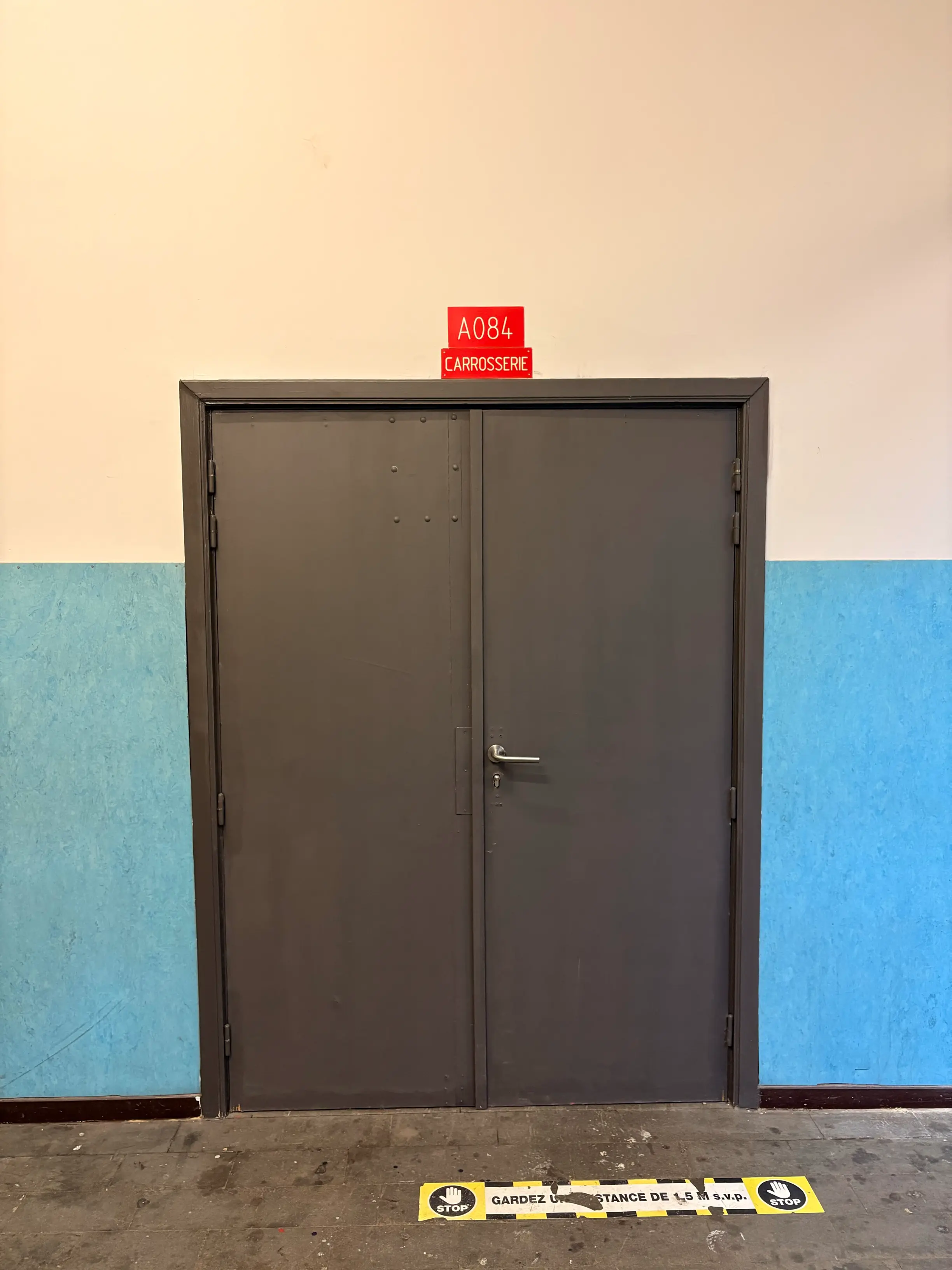 Image de la porte d'entrée de la salle 