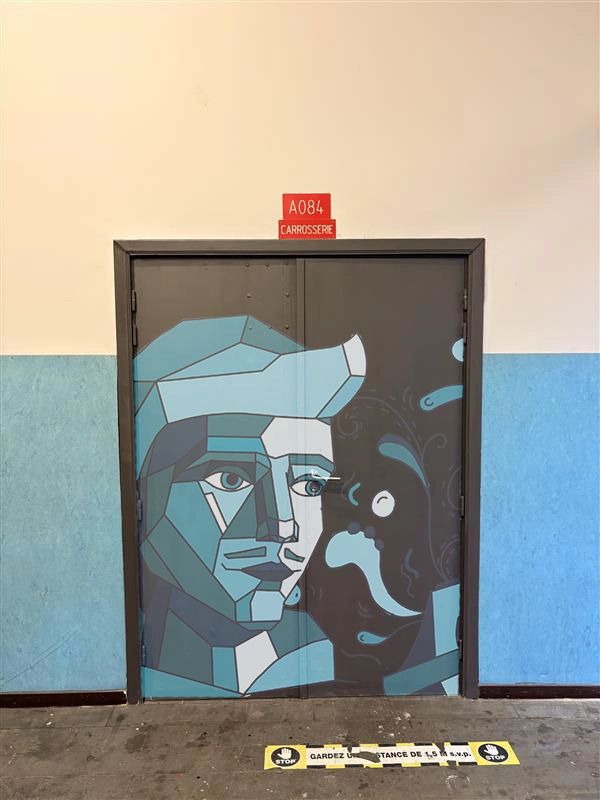 La porte d'entrée de la salle avec un mockup du design de notre illustyration dessus