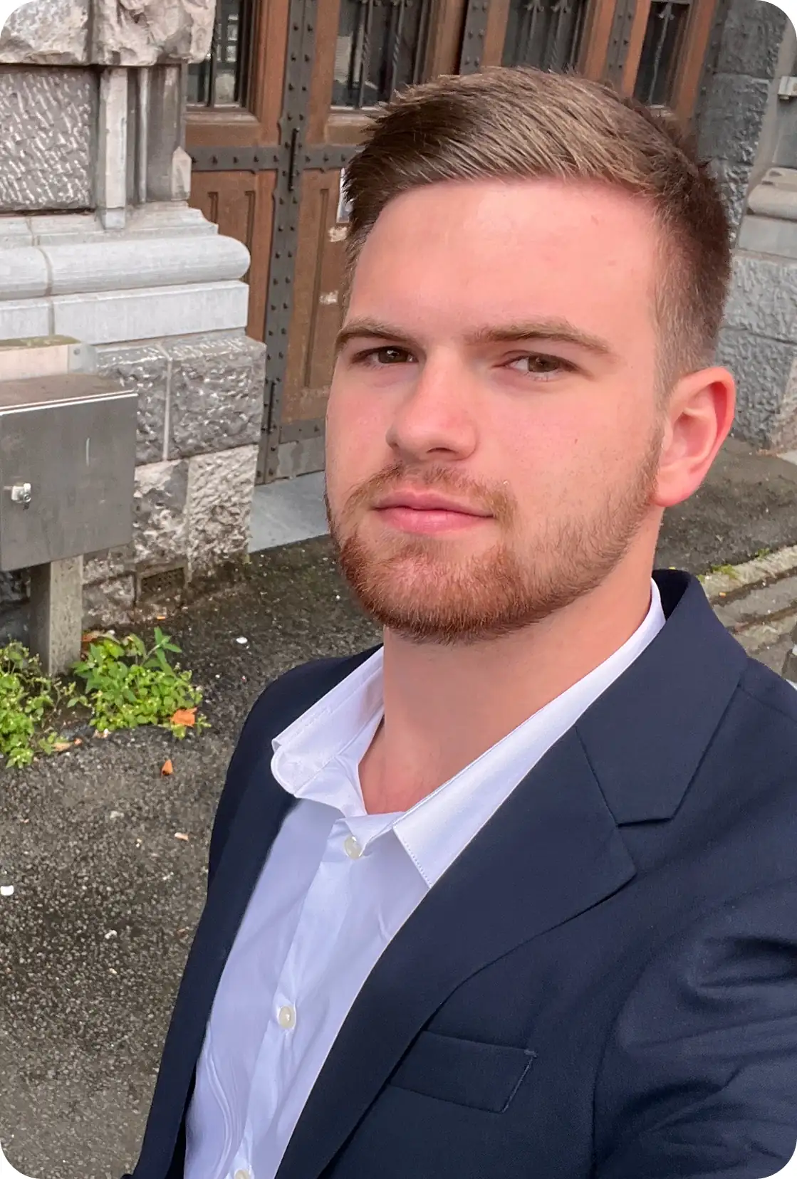 Photo de moi avec un costume bleu sous mes beaux jours.